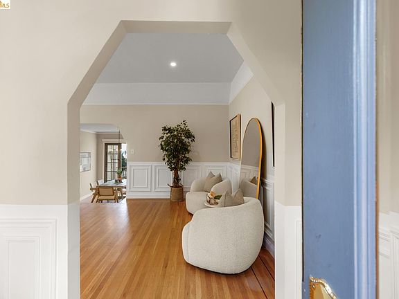 4th image of 22 Windsor Ave