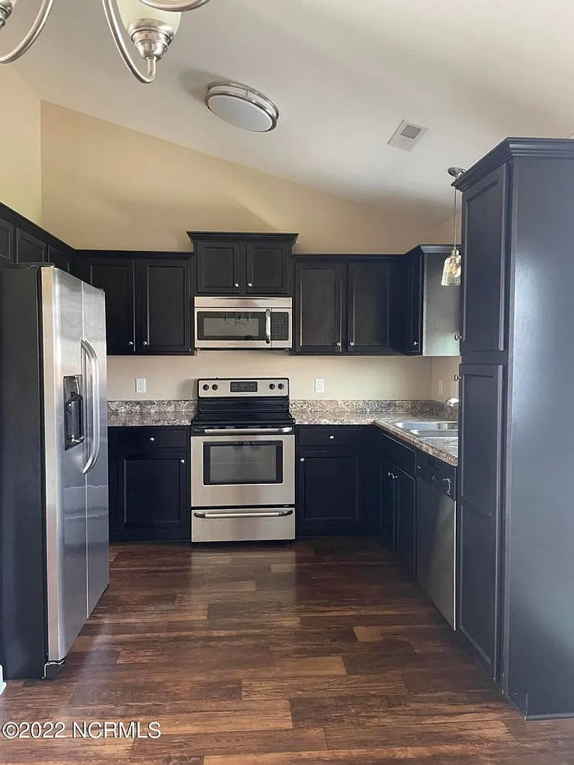 Welcome to Breakwater Drive! — Photo 4