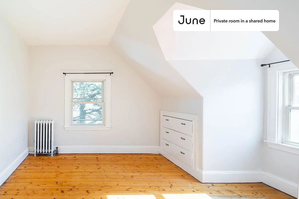 Full bedroom in 7 bed/2 bath home in Brighton #1517 G — Photo 3