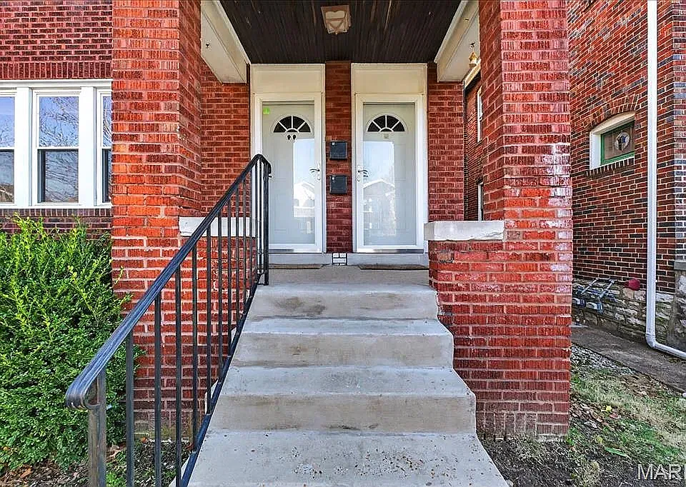 Unit F2 (floor 2) is the door on the right!