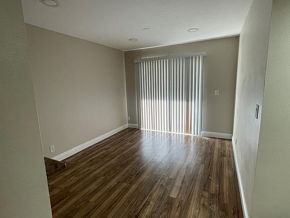 2nd image of 21620 Burbank Blvd Unit 4
