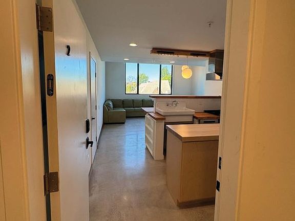 4th image of 330 W Bonita Ave #2