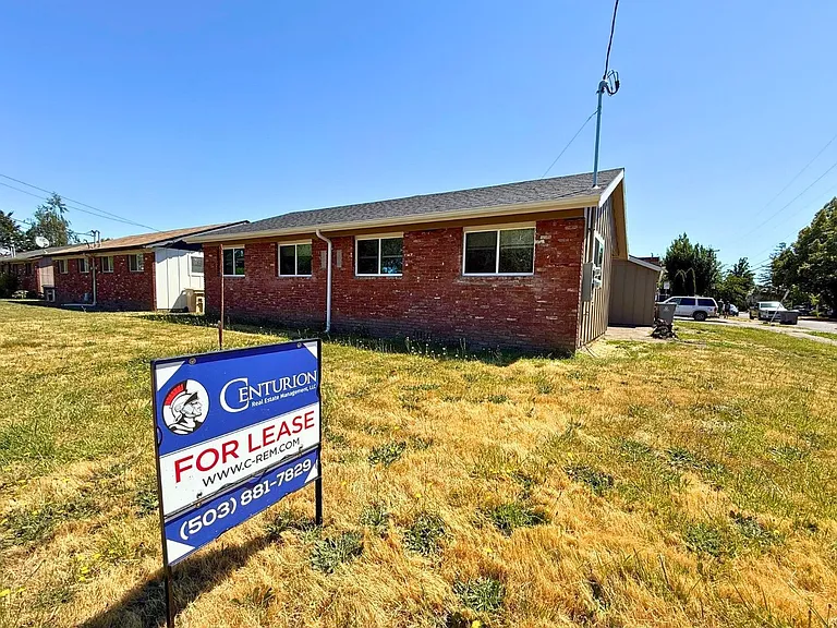 1505 NW Highland Dr — Photo 2