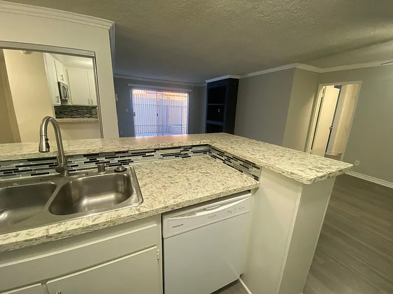 Chateau Garnet Apts. — Photo 25