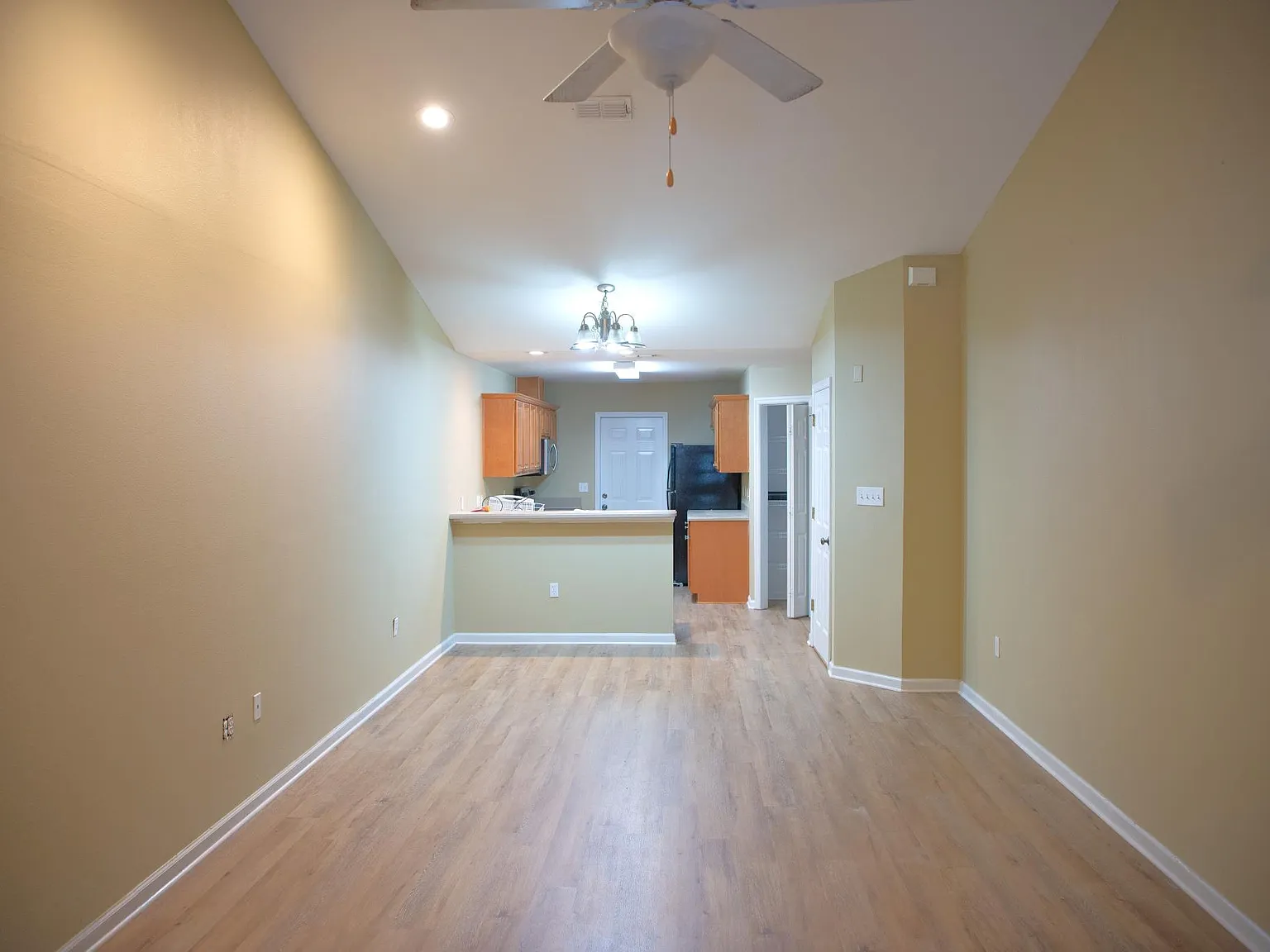 3 bed, 1200 sqft, $1,500 — Photo 2