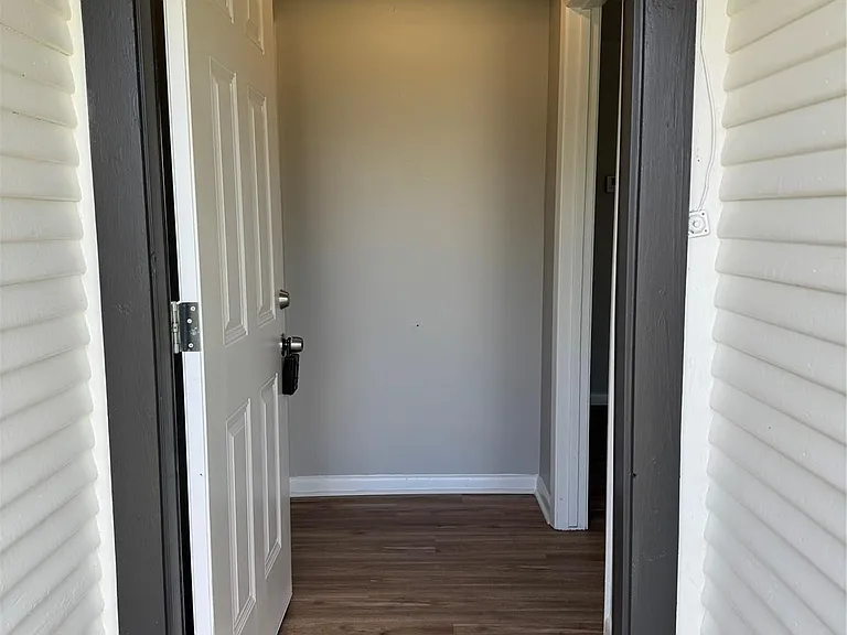 411 N Baron St — Photo 2