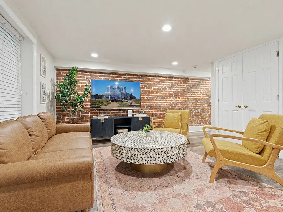2126 O St NW #ID1694623P