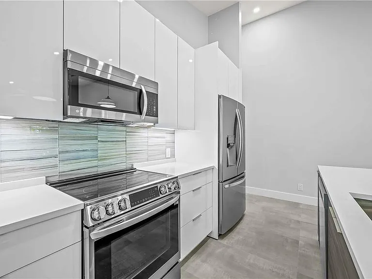 828 NE 17th Way — Photo 6