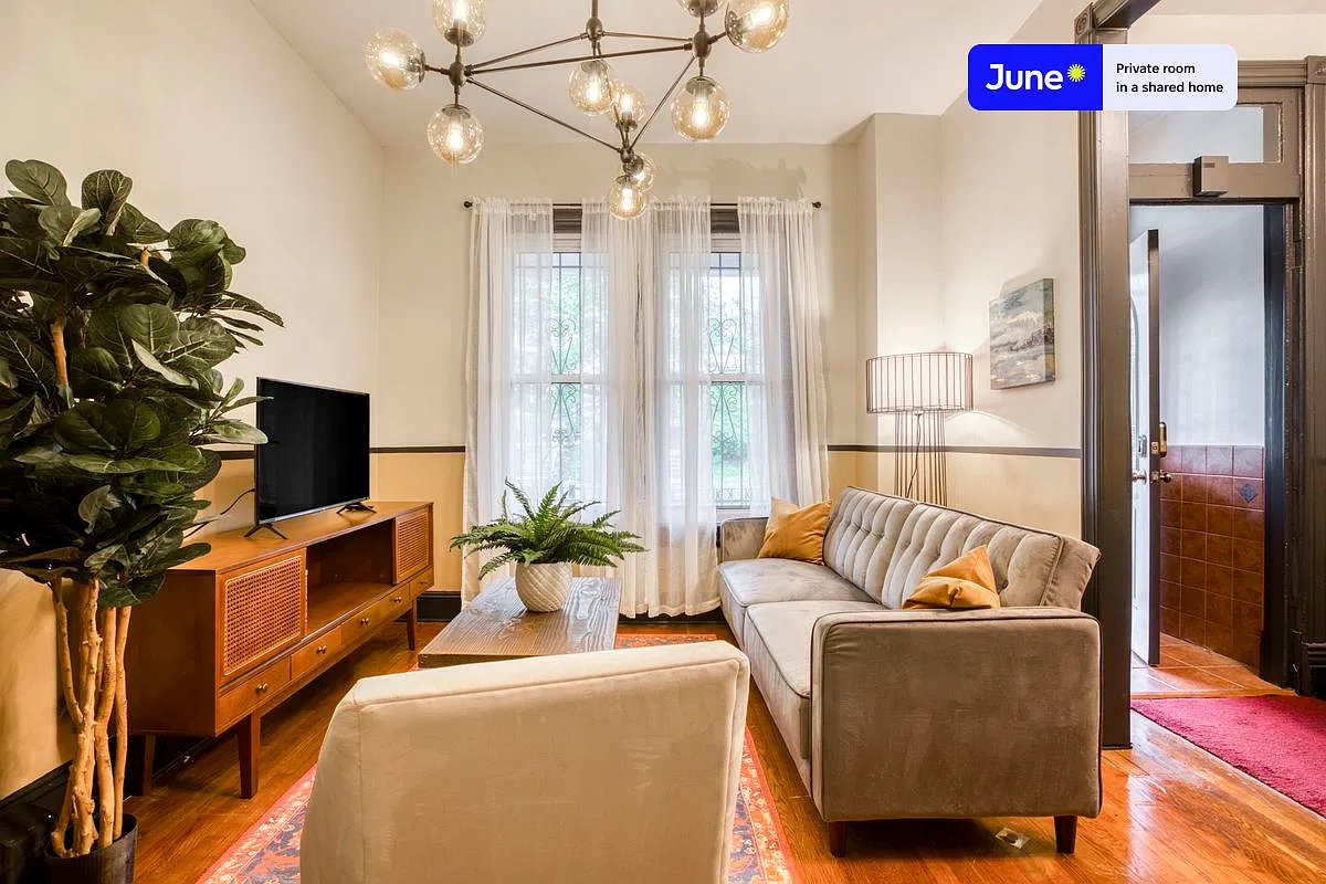 Queen bedroom in 4 bed/2 bath home in Columbia Heights #174 2D — Photo 3