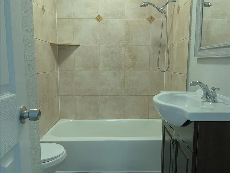 218 E Hunnicutt St — Photo 6