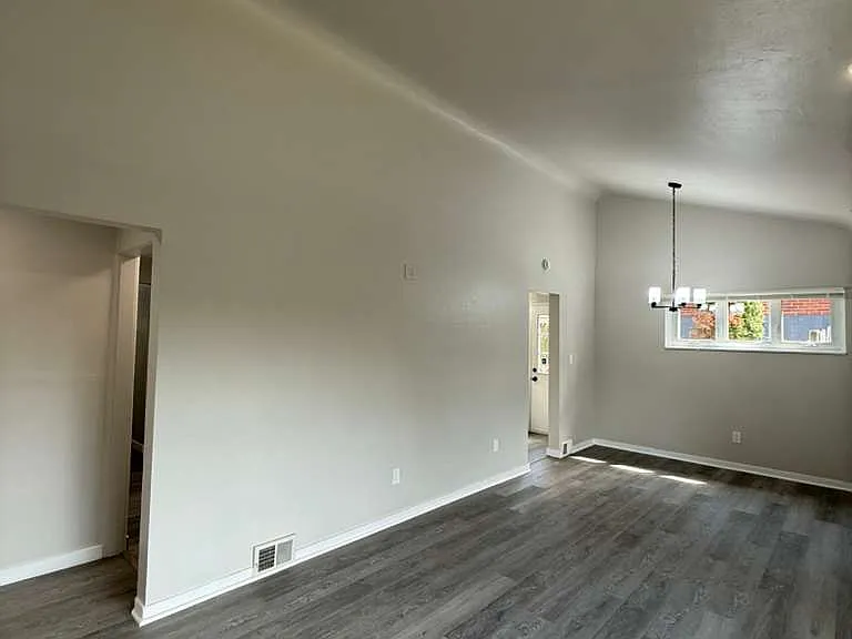 424 Collins Dr — Photo 5