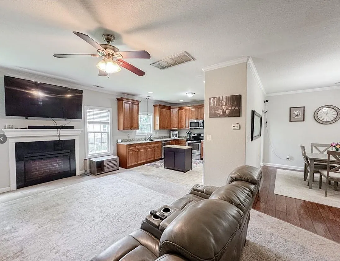 5 bed, 2363 sqft, $4,037 — Photo 3