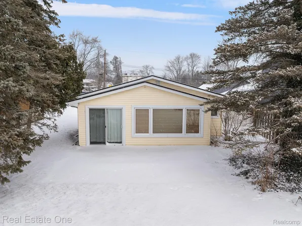 9800 Bluewater Dr, Pinckney, MI 48169