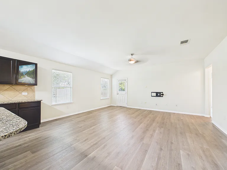 607 Luna Vista Dr — Photo 16