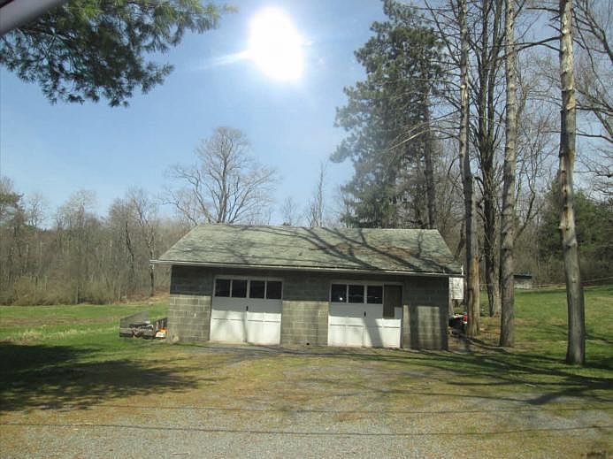 2nd image of 136 River Rd