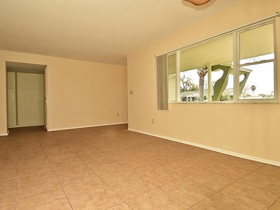 4th image of 811 La Jolla Ave