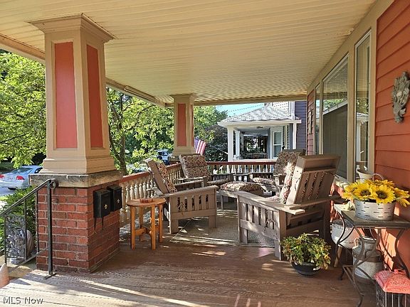 4th image of 1247 Summit Ave
