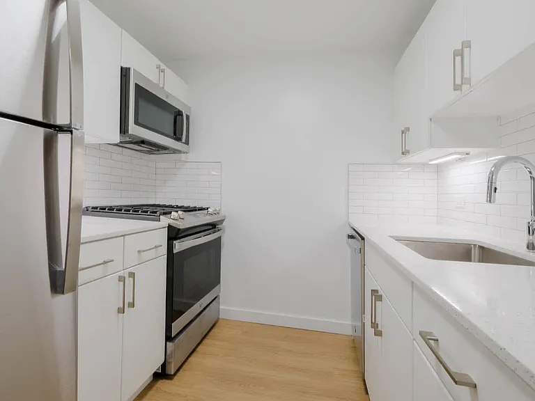 400 W 37th St #7R — Photo 35