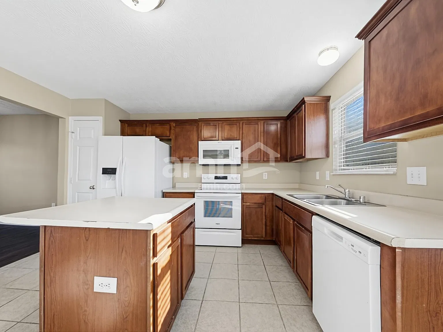4 bed, 2.5 bath, 1888 sqft, $2,425 — Photo 3
