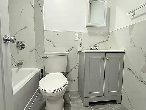 4th image of 930 2nd Ave APT 2D
