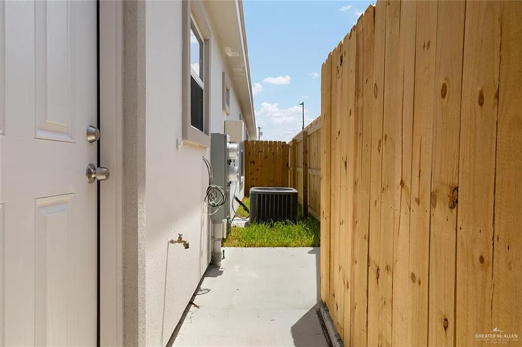 2 bed, 2.0 bath, 956 sqft, $1,085 — Photo 2