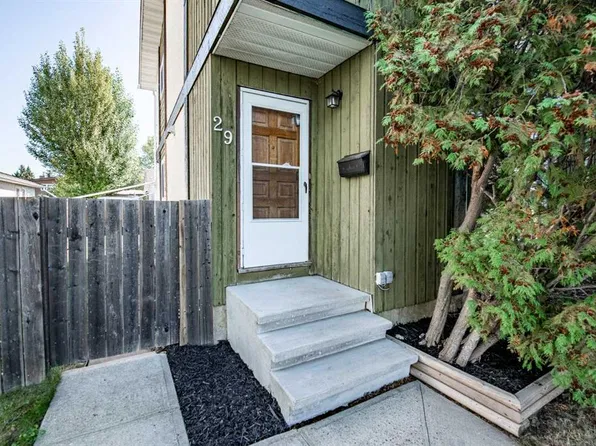 29 W Abbott Close, Red Deer, AB T4R 1B4