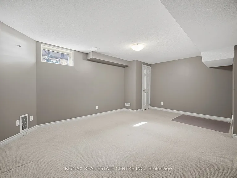 366 Hobbs Cres — Photo 41
