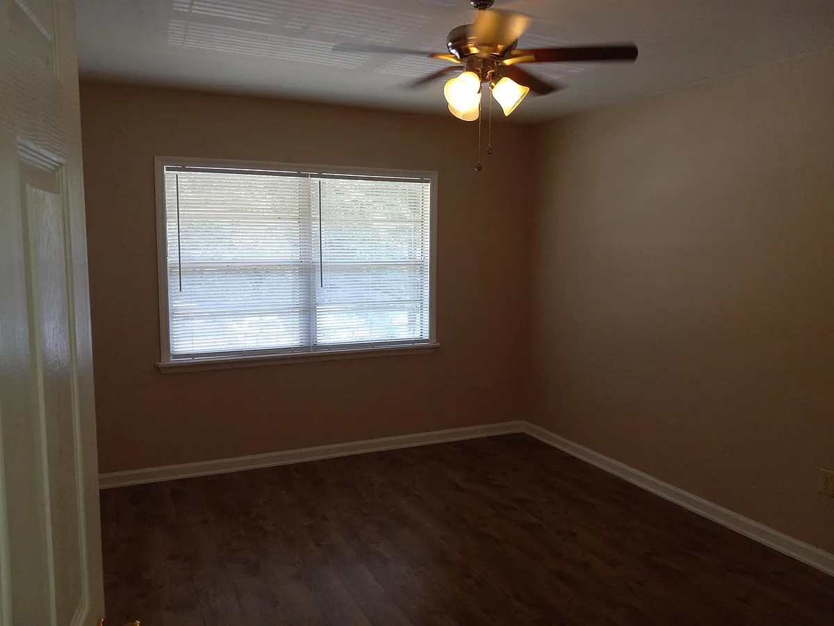 Building Photo - 703 Putnam Dr #2