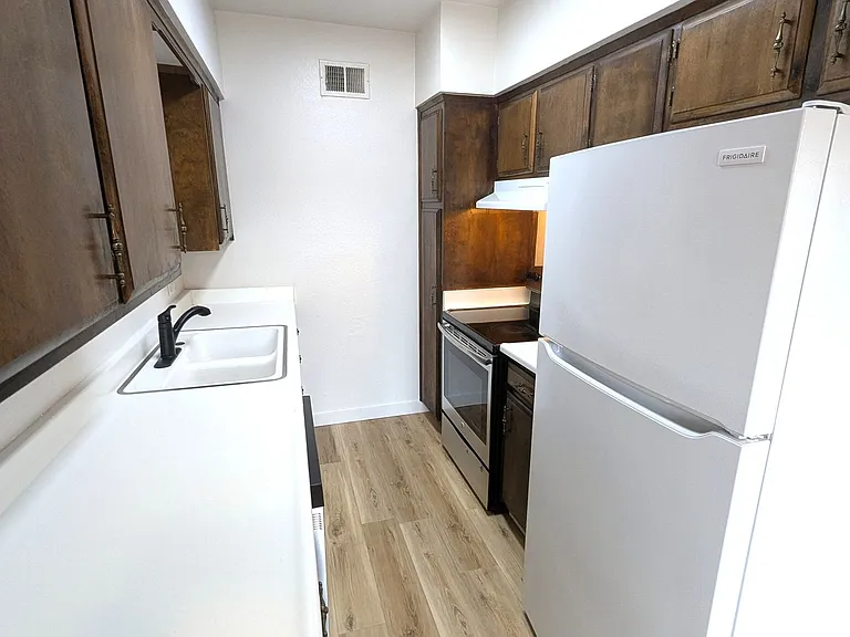 233 N East St — Photo 6
