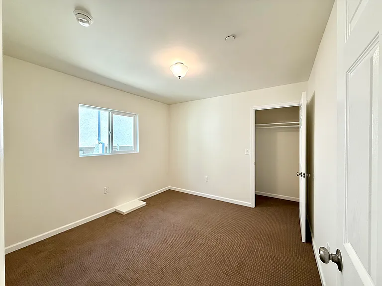 14606 Gilmore St #5 — Photo 9