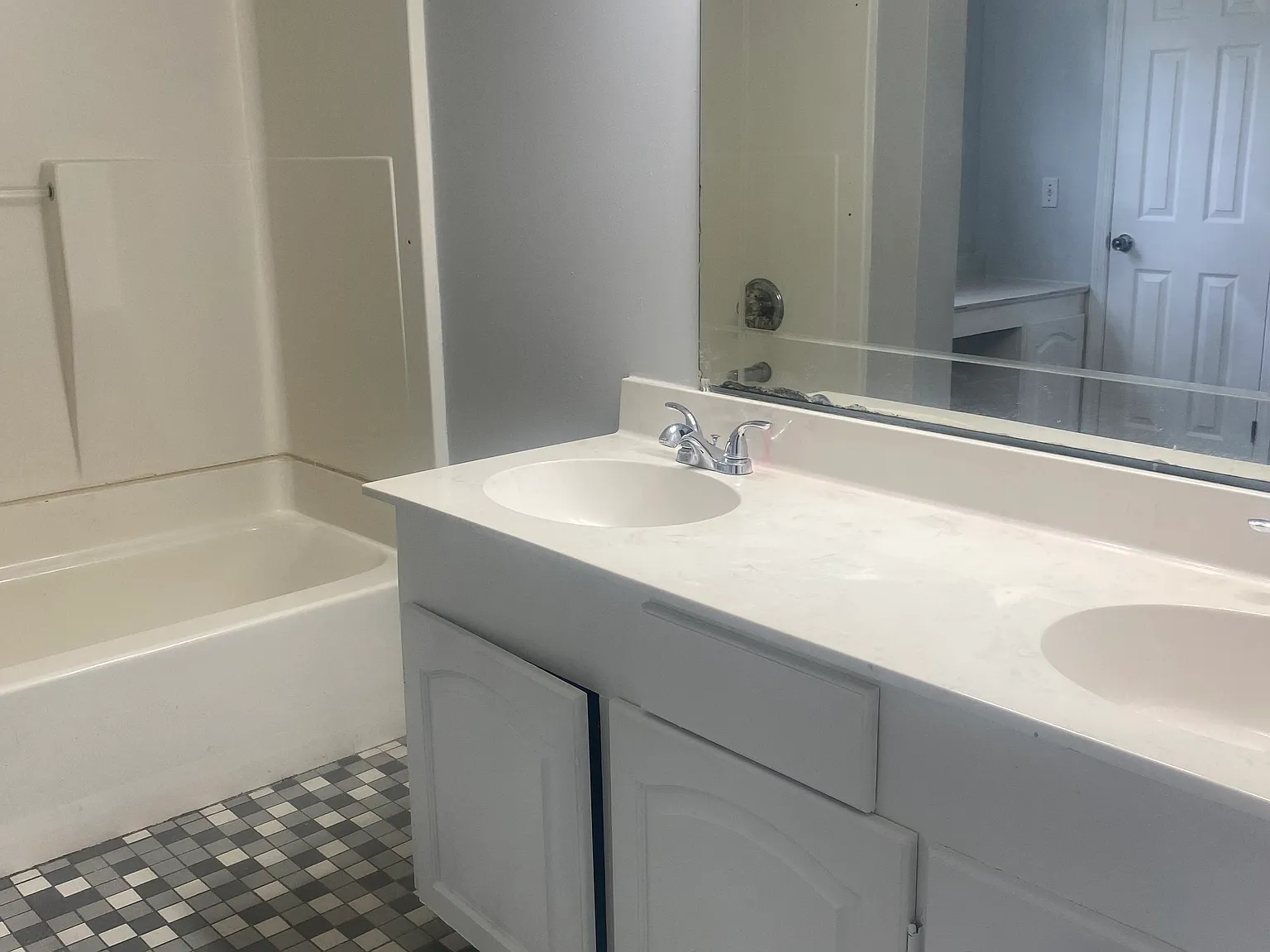 4 bed, 2568 sqft, $1,695 — Photo 4