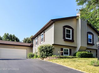 7 Evergreen Dr, Streamwood, IL 60107