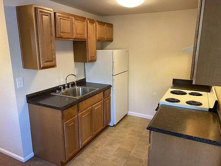 Adorable 1 Bedroom, 1 Bath Unit — Photo 7