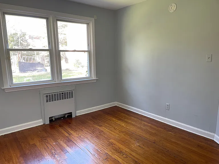 581 Thomas St — Photo 5