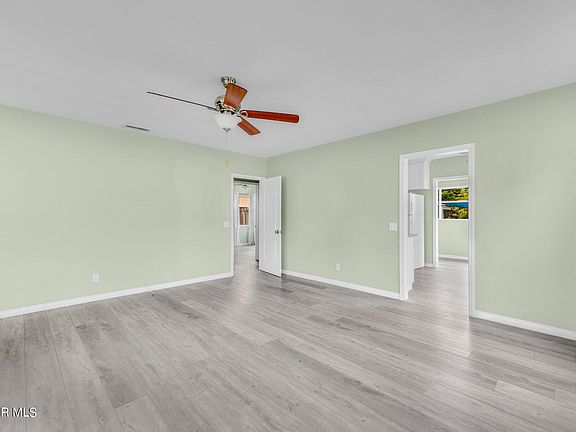 3rd image of 39 Holt St