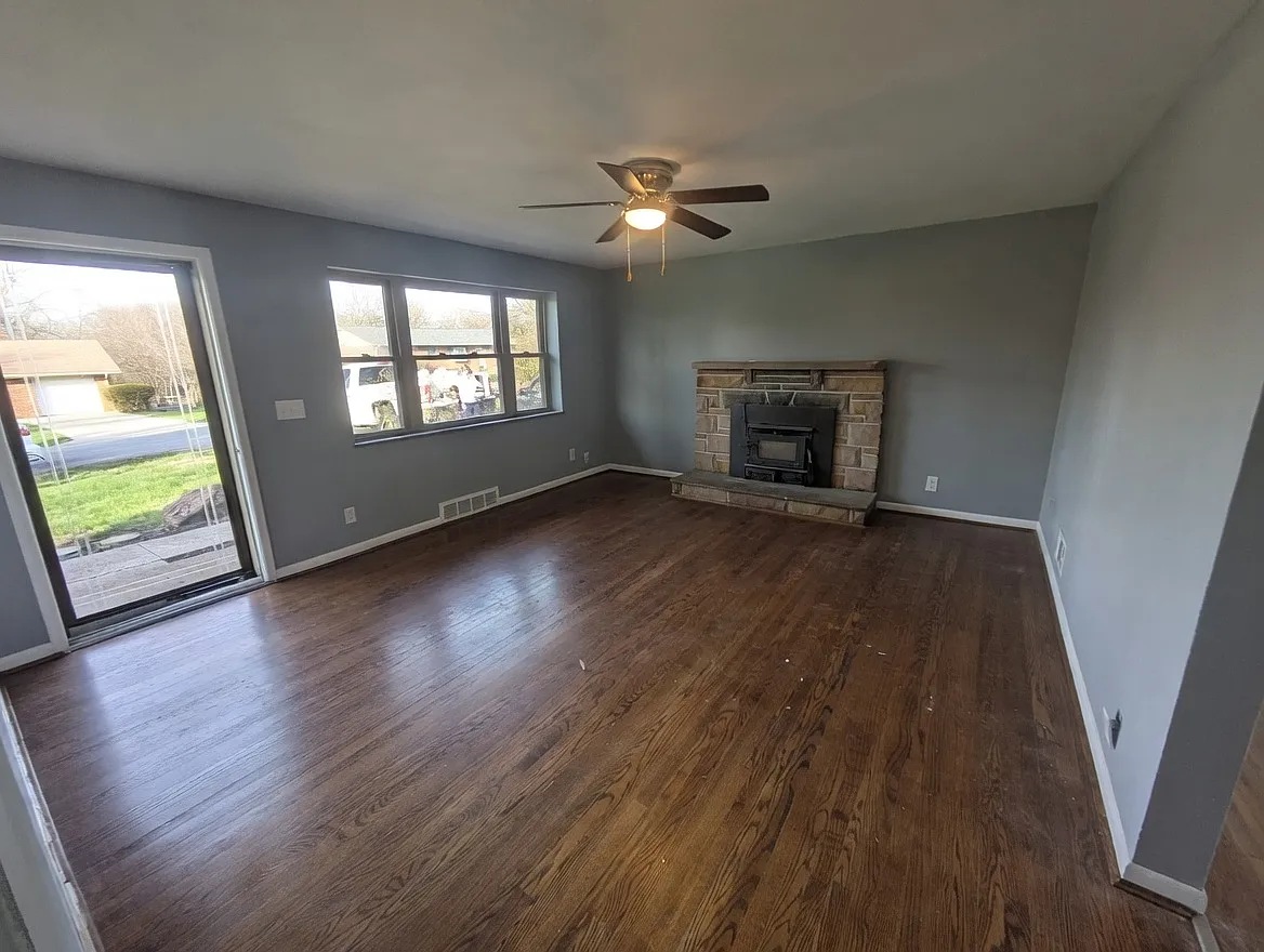 7525 Esther Dr — Photo 2