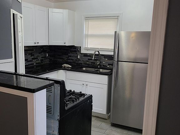 4th image of 1329 E Meyers Ave