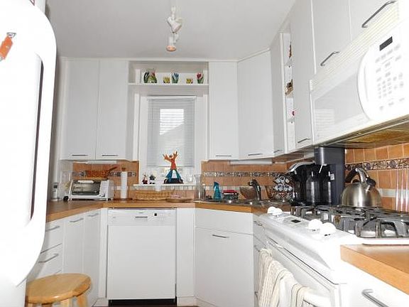 5th image of 201 Evergreen St #61D