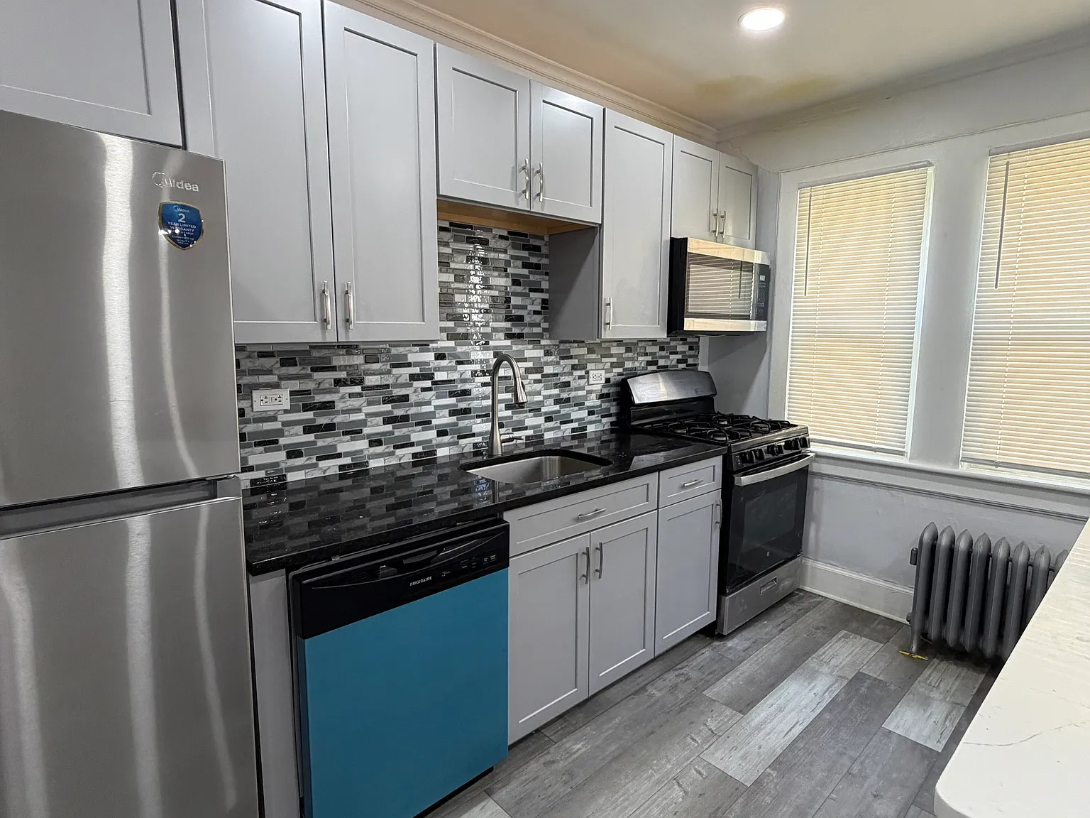 3 bed, 1400 sqft, $2,400 — Photo 3