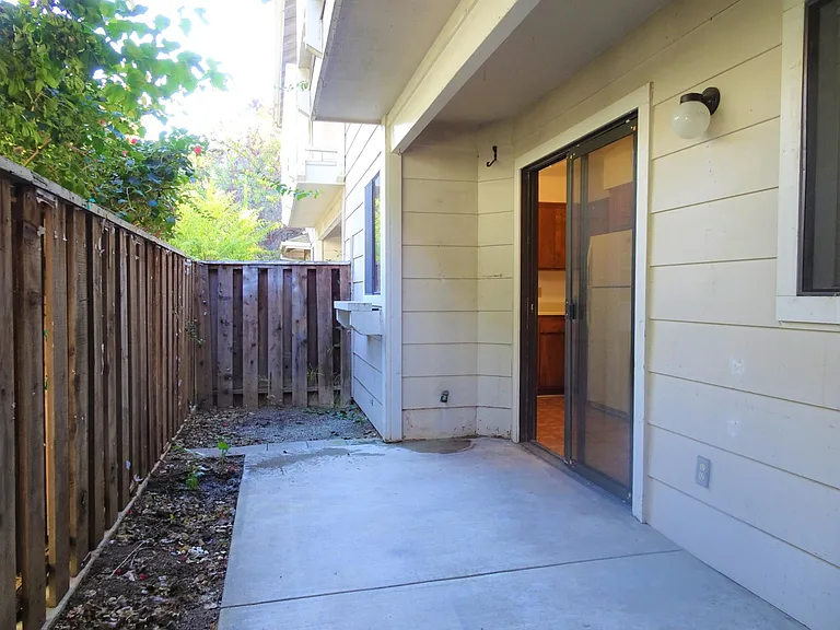 209 W Cota St — Photo 7