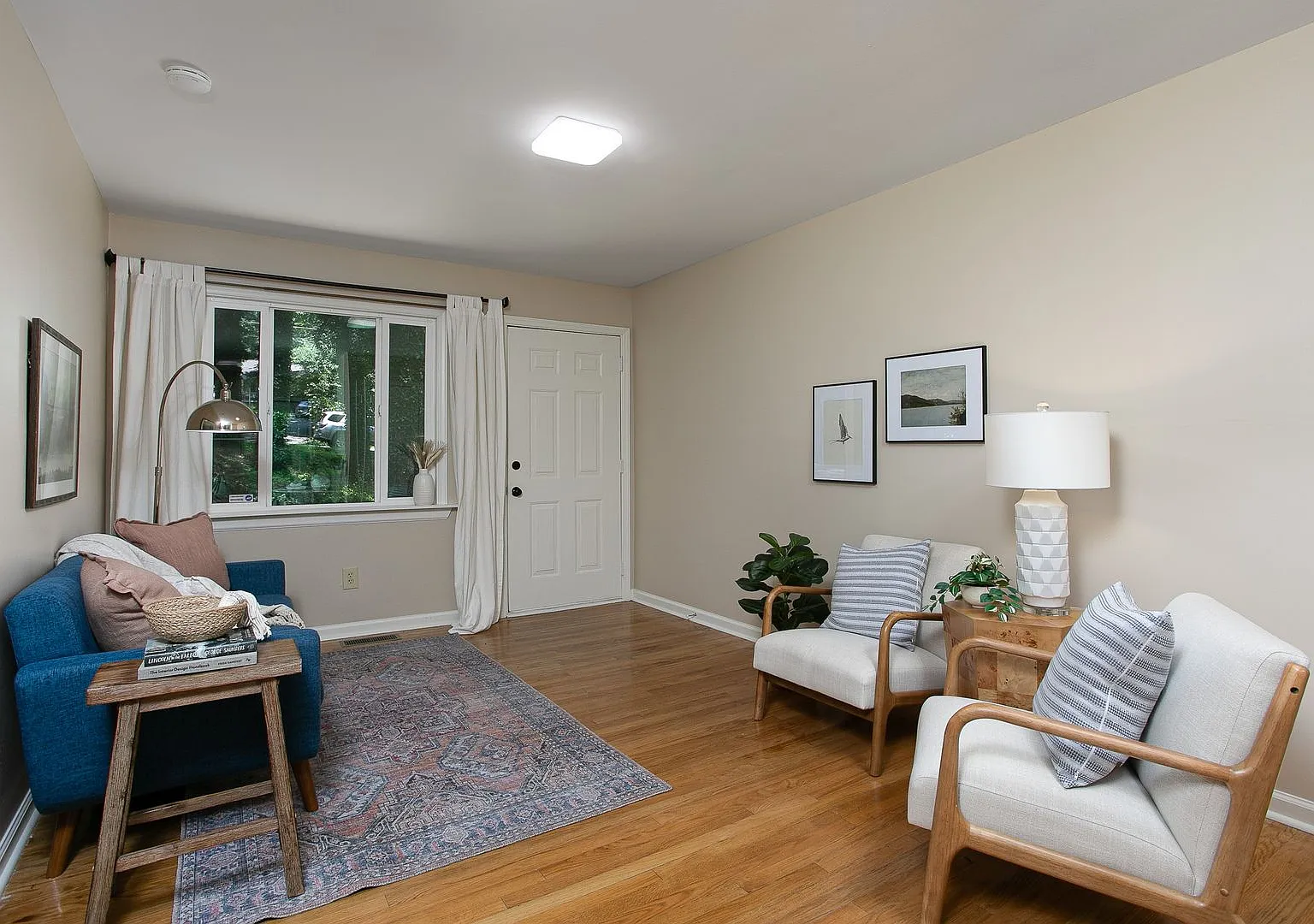 Spacious 1 Bedroom Duplex close to UNC Campus - Updated, Pet Friendly, Private Wooded Lot! — Photo 2