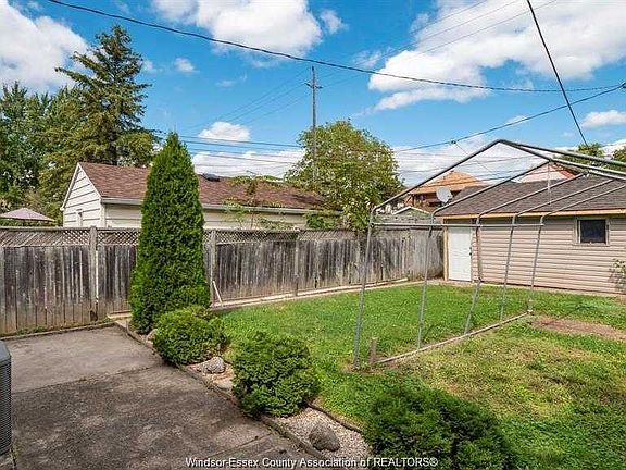 3rd image of 1074 Elsmere Ave