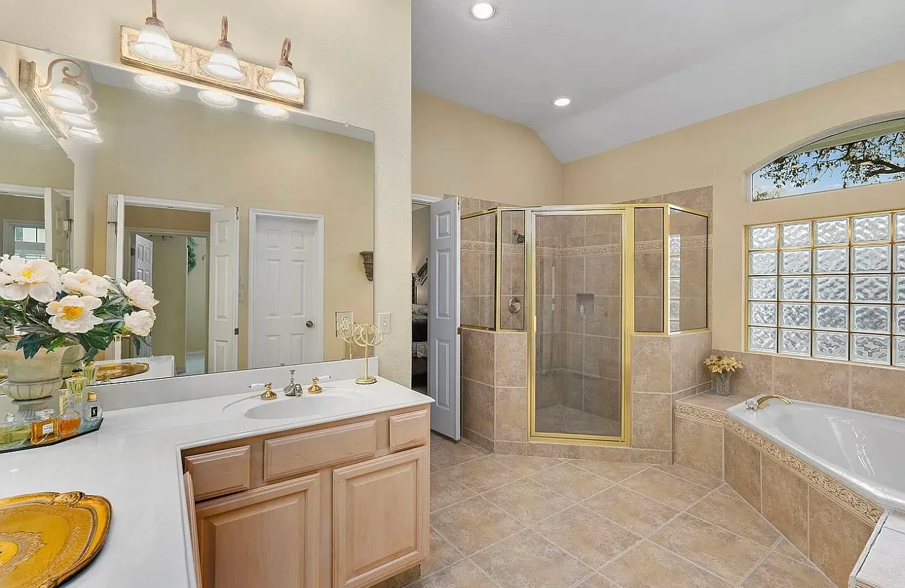 3 bed, 2.5 bath, 2737 sqft, $2,950 — Photo 2