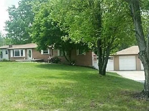 221 Hillview Rd, Jeannette, PA 15644