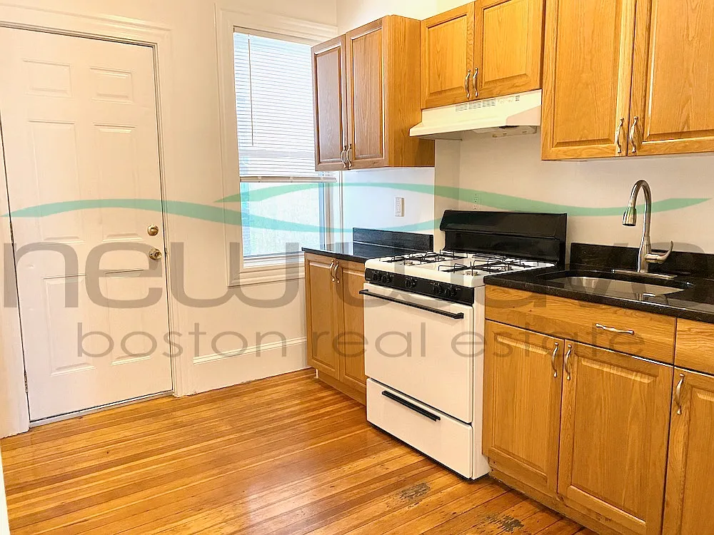 3 bed, 900 sqft, $4,350 — Photo 3