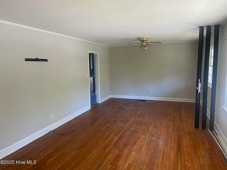 106 Hawthorne Dr — Photo 3