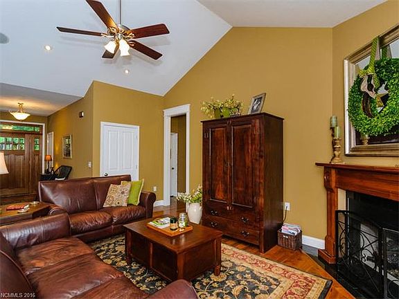 4th image of 520 Oak Ln