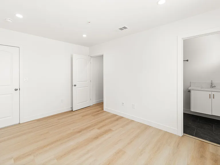 10020-10022 S Broadway St #10020-C — Photo 9