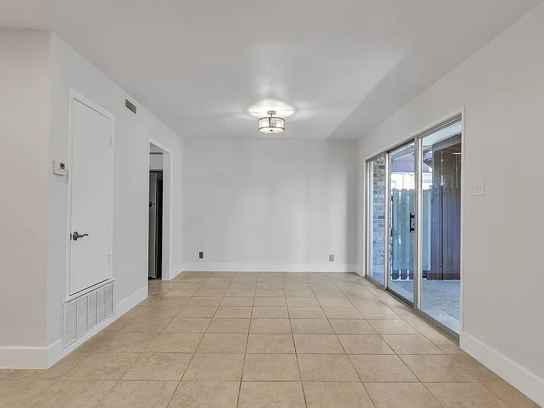 100 Royal Way Dr #14C — Photo 4