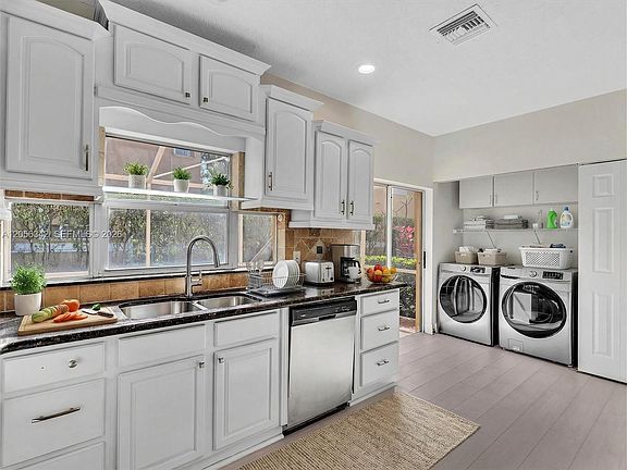 4th image of 11407 Lakeview Dr